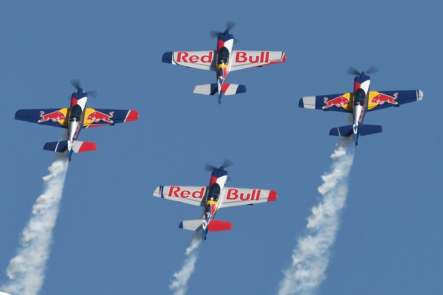 flying_bulls_aerobatics_team_foto_petr_kolmann_1.jpg