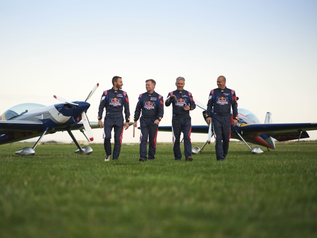 redbullaerobaticsteam_zdroj_red_bull_cz_dan_vojtěch_3.jpg