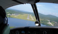 Finále na Laconia Municipal Airport, Vermont, USA. Ilustrační foto: Chris, blogger.com Finále na Laconia Municipal Airport, Vermont, USA. Ilustrační foto: Chris, blogger.com