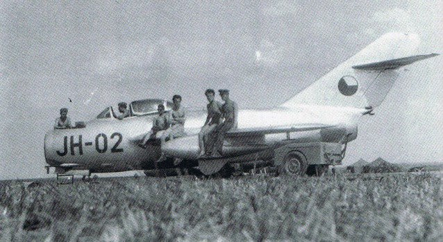 Tento MiG-15 byl jako S-102 vyroben v Aero Vodochody. Tady Miroslav Křemen později létal jako zalétavací pilot.  Zde stroj JH-02 na letišti v Žatci 1952. Zdroj: Vrtulník.cz