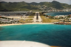 Finále na Princess Juliana Airport na ostrově Sint Maarten v Karibiku. Letěli jsme s Cessnou 172  Skyhawk. Foto: Jiří Pruša