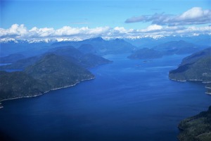 Průliv mezi ostrovem Vancouver a pevninou.