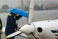 Při tankování za deště je třeba zajistit, aby do nádrže nenapršelo. Foto: Jiří Pruša, Flying Revue tanking_in_the_rain.png