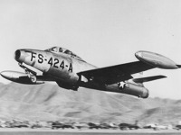 F-84E Thunderjet. Foto: USAF f-84e_of_9th_fighter-bomber_squadron_in_korea.jpg