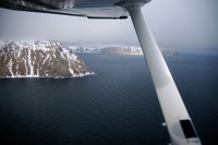 Americký ostrov Malý Diomed vpředu a ruský Velký Diomed. Mezi nimi vede hranice Usa a Ruska i datová hranice.  americký_ostrov_malý_diomed_vpředu_a_ruský_velký_diomed._mezi_nimi_vede_jak_hranice_mezi_usa_a_ruskem_tak_také_datová_hranice..jpg