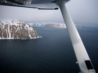 Americký ostrov Malý Diomed vpředu a ruský Velký Diomed. Mezi nimi vede hranice Usa a Ruska i datová hranice. americký_ostrov_malý_diomed_vpředu_a_ruský_velký_diomed._mezi_nimi_vede_jak_hranice_mezi_usa_a_ruskem_tak_také_datová_hranice..jpg
