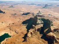 Skalní útvary na okraji Lake Powell, Arizona, USA. 06_usa-min.jpg